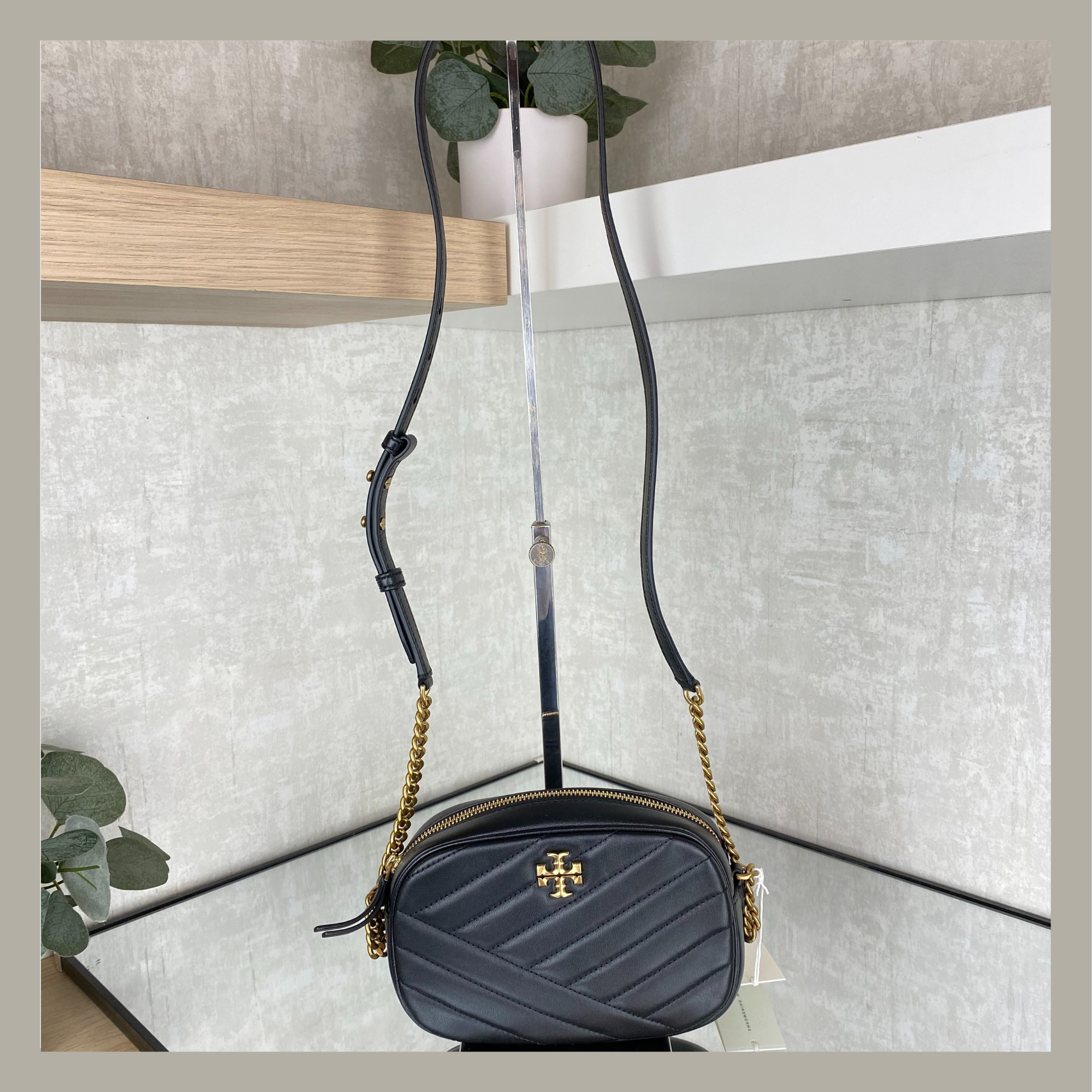 Tory Burch Kira Chevron Camera Bag Black hola carteras