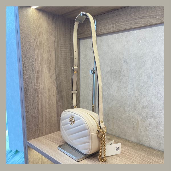 Tory Burch Crossbody Kira Chrevron Camera Bag New Cream - Imagen 2
