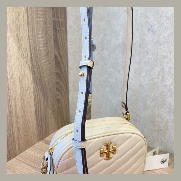 Tory Burch Crossbody Kira Chrevron Camera Bag New Cream - Imagen 4