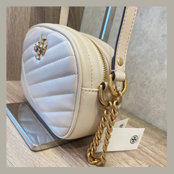 Tory Burch Crossbody Kira Chrevron Camera Bag New Cream - Imagen 5