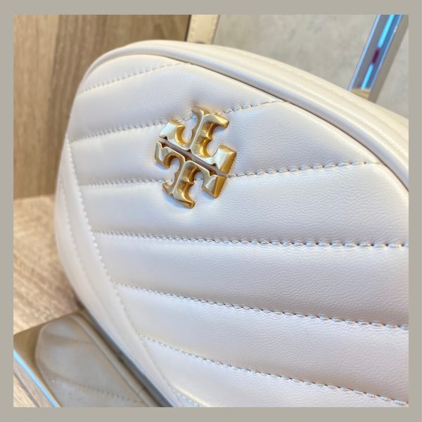 Tory Burch Crossbody Kira Chrevron Camera Bag New Cream - Imagen 6