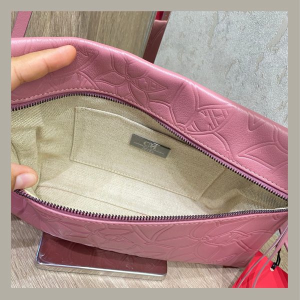 Carolina Herrera Inro Rosado Floral en Piel - Imagen 4