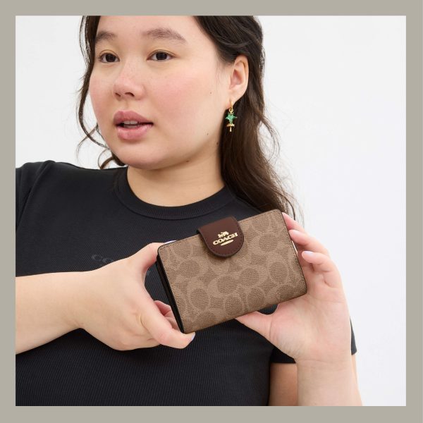 Coach Medium Corner Zip Wallet In Signature Canvas Tan & Brown - Imagen 3