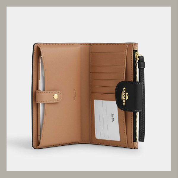 Coach Phone Wallet In Signature Canvas Tan & Black - Imagen 2