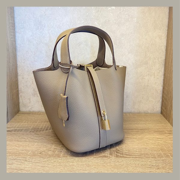 Basic & Chic Hand Bag Cuadrado con Candado Gris - Imagen 2
