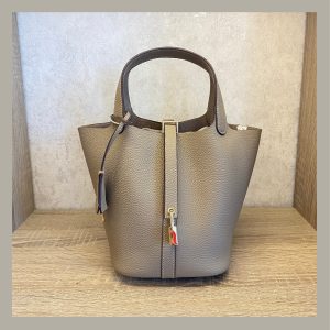 Basic & Chic Hand Bag Cuadrado con Candado Gris