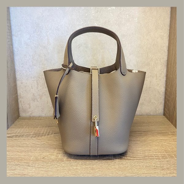 Basic & Chic Hand Bag Cuadrado con Candado Gris