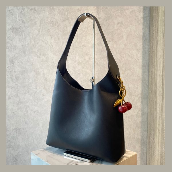 Basic & Chic Shoulder Bag Black with Cherry Charm - Imagen 2