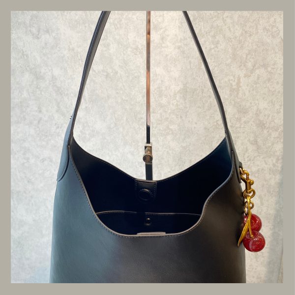 Basic & Chic Shoulder Bag Black with Cherry Charm - Imagen 4
