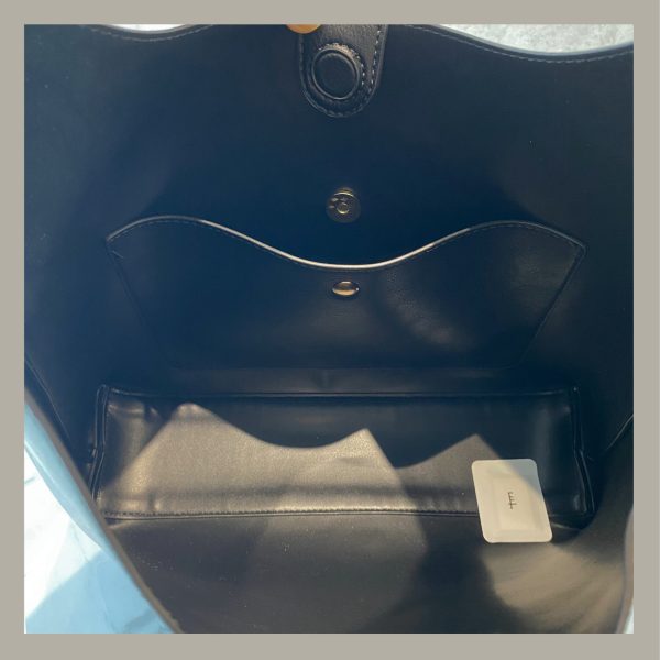 Basic & Chic Shoulder Bag Black with Cherry Charm - Imagen 6