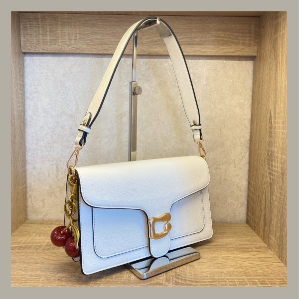 Basic & Chic Shoulder Bag C White & Cherry Bag Charm - Imagen 2