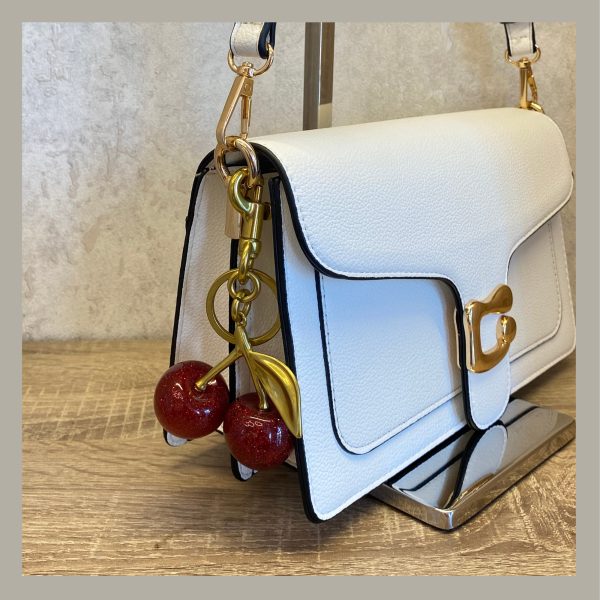Basic & Chic Shoulder Bag C White & Cherry Bag Charm - Imagen 3